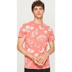 T-shirt z nadrukiem - Pomarańczo. Różowe t-shirty męskie Reserved, z nadrukiem. W wyprzedaży za 24.99 zł.