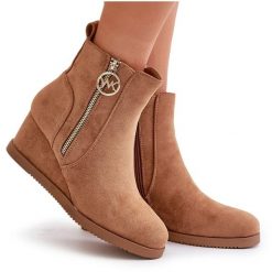 Ocieplane Botki Na Koturnie Z Ozdobnym Zamkiem Eko Zamszowe Camel Leretha brązowe. Brązowe botki damskie z zamszu, eleganckie, bez obcasa, na koturnie, bez zapięcia. Za 180.18 zł.