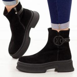 Czarne skórzane botki damskie T.Sokolski 519. Czarne botki damskie Sokolski, na jesień, z polaru, biznesowe, z okrągłym noskiem, bez obcasa, na płaskiej podeszwie, bez zapięcia. W wyprzedaży za 359.10 zł.