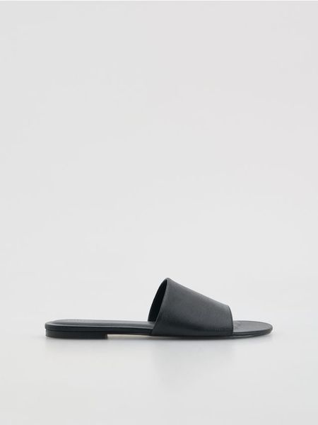 Klapki ze skóry owczej - czarny. Czarne klapki damskie Reserved, bez wzorów, ze skóry, bez obcasa. Za 159.99 zł.