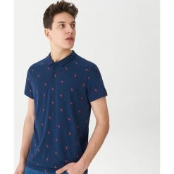 Koszulka polo z nadrukiem - Granatowy. Koszulki polo męskie marki House. Za 59.99 zł.