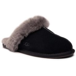 Kapcie Ugg. Czarne kapcie damskie UGG, bez wzorów. Za 419.99 zł.