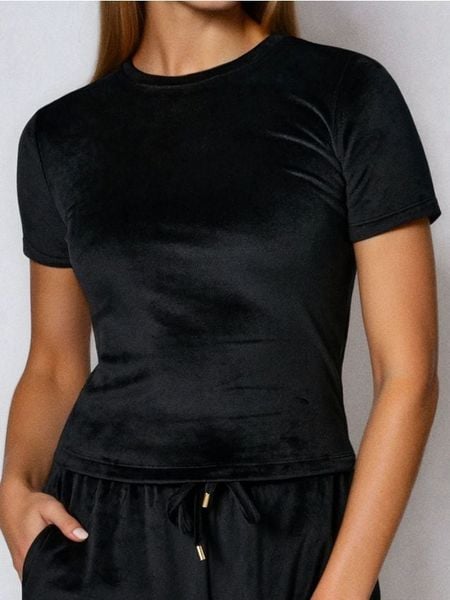 Koszulka basic z welurowym wykończeniem - czarny. Czarne t-shirty damskie Sinsay, l, bez wzorów, z weluru, bez kołnierzyka. Za 29.99 zł.