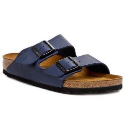 Klapki Birkenstock. Niebieskie klapki damskie Birkenstock, bez wzorów, bez obcasa. Za 399.99 zł.