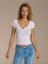 Koszulka w kropki z ozdobną kokardką - biały. Białe t-shirty damskie Sinsay, l, bez wzorów, bez kołnierzyka. Za 19.99 zł.