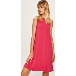 Tommy Jeans - Sukienka. Czerwone sukienki damskie Tommy Jeans, m, bez wzorów, z dzianiny, casualowe, bez kołnierzyka, bez ramiączek. W wyprzedaży za 229.90 zł.