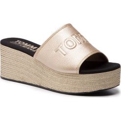 Klapki TOMMY JEANS - Shiny Metallic Flatform Mule EN0EN00546 Light Gold 715. Klapki damskie marki Tommy Jeans. Za 359.00 zł.