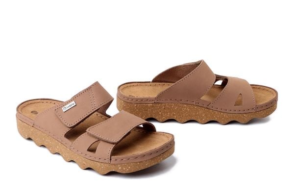 INBLU CX-04KU 026 piaskowy, klapki damskie. Brązowe klapki damskie Inblu, bez wzorów, ze skóry, bez obcasa. Za 140.90 zł.