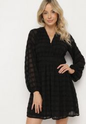 Czarna Błyszcząca Sukienka o Rozkloszowanym Kopertowym Kroju z Odkrytymi Plecami Issanea. Czarne sukienki damskie Born2be, l, z aplikacjami, eleganckie, bez kołnierzyka, bez ramiączek, mini, kopertowe. Za 159.99 zł.