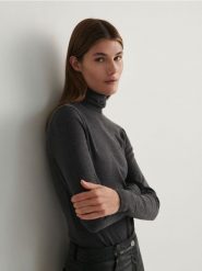 Bluzka z golfem - jasnoszary. Szare bluzki damskie Reserved, l, bez wzorów, z bawełny, bez kołnierzyka, bez ramiączek. W wyprzedaży za 39.99 zł.