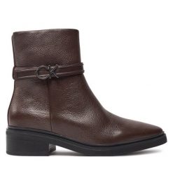 Botki Calvin Klein. Brązowe botki damskie Calvin Klein, bez obcasa, na płaskiej podeszwie, bez zapięcia. Za 809.99 zł.