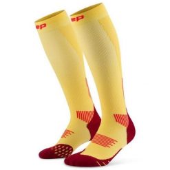 Męskie długie skarpety kompresyjne sportowe Core Run wysokie CEP. Czerwone skarpety męskie CEP, bez wzorów, z elastanu. Za 199.00 zł.