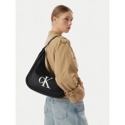 Torebka Calvin Klein. Czarne torebki do ręki damskie Calvin Klein, bez wzorów, klasyczne, bez dodatków. Za 529.99 zł.