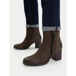 Botki Lasocki. Brązowe botki damskie Lasocki, bez obcasa, na słupku, bez zapięcia. Za 279.99 zł.