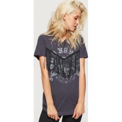 Koszulka z frędzlami - Szary. T-shirty damskie marki Cropp. W wyprzedaży za 19.99 zł.