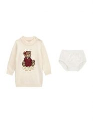 Guess Sukienka dzianinowa A6BK06 Z1316 Kremowy Regular Fit. Białe sukienki dla dziewczynek Guess, z aplikacjami, z dzianiny, bez ramiączek. Za 214.99 zł.