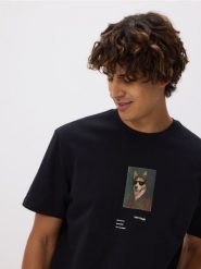 T-shirt regular fit z nadrukiem - czarny. Czarne t-shirty męskie Reserved, l, bez wzorów, z dzianiny, bez kołnierzyka. Za 69.99 zł.