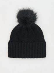 Czapka beanie z pomponem - czarny. Czarne czapki i kapelusze damskie Reserved, bez wzorów. W wyprzedaży za 25.99 zł.