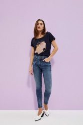 Jeansy push up z ozdobnym pasem granatowe. Niebieskie jeansy damskie MOODO. W wyprzedaży za 41.99 zł.