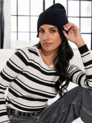 Czapka basic - czarny. Czarne czapki i kapelusze damskie Sinsay, bez wzorów, z materiału. Za 19.99 zł.