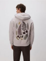 Bluza z haftem na plecach - jasnoszary. Szare bluzy męskie Reserved, l, bez wzorów, z bawełny, bez kaptura. Za 159.99 zł.