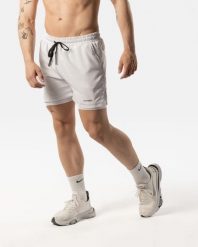 Męskie szorty sportowe 2 w 1 z wewnętrzną warstwą i kieszenią – biały. Białe krótkie spodenki sportowe męskie AESTHETIC WOLF, m, bez wzorów, z elastanu, do biegania. Za 299.99 zł.