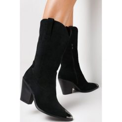Czarne Botki Lobb. Czarne botki damskie Born2be, z materiału, boho, ze szpiczastym noskiem, przed kolano, bez obcasa, na obcasie, bez zapięcia. Za 79.99 zł.