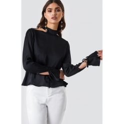 Iva Nikolina x NA-KD Satynowa bluzka z odkrytymi plecami - Black. Bluzki damskie marki Iva Nikolina x NA-KD. W wyprzedaży za 66.97 zł.