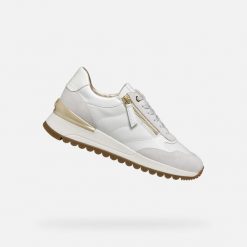Sneakersy damskie Geox Desya. Białe obuwie sportowe damskie Geox, bez wzorów, ze skóry. W wyprzedaży za 517.95 zł.