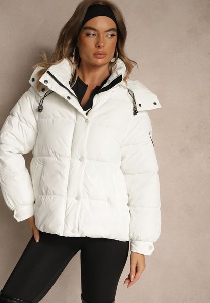 Biała Oversizowa Kurtka Puffer z Kapturem i Naszywką przy Rękawie Azine. Białe kurtki damskie Renee, l, z aplikacjami, z dzianiny, z kapturem. Za 179.99 zł.