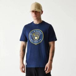 T-Shirt MLB Milwaukee Brewers New Era bleu marine. Niebieskie t-shirty męskie New Era, l, bez wzorów, z materiału, eleganckie, bez kołnierzyka. Za 126.50 zł.