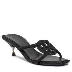 Klapki Tory Burch. Czarne klapki damskie Tory Burch, bez wzorów, bez obcasa. Za 2,329.00 zł.