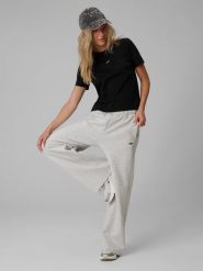 4F T-shirt regular gładki damski - czarny M. Czarne koszulki sportowe damskie 4f, m, bez wzorów, z bawełny, bez kołnierzyka, bez ramiączek. Za 69.99 zł.