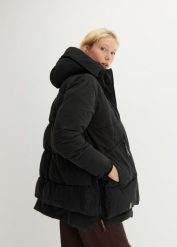 Kurtka zimowa oversized z kapturem z poliestru z recyklingu. Czarne kurtki damskie bonprix, na zimę, bez wzorów, z kapturem. Za 369.99 zł.