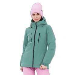 Damska kurtka narciarska Protest Beverly. Niebieskie kurtki sportowe damskie Protest, na zimę, bez wzorów, bez kaptura, narciarskie. W wyprzedaży za 822.50 zł.