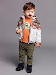 Mayoral Spodnie materiałowe 2532 Zielony Jogger Fit. Zielone spodnie materiałowe dla chłopców Mayoral, bez wzorów, z bawełny. Za 139.99 zł.