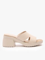 Kremowe klapki na obcasie z masywnym spodem. Brązowe klapki damskie Ryłko, bez wzorów, ze skóry, klasyczne, bez obcasa, na obcasie. Za 279.99 zł.