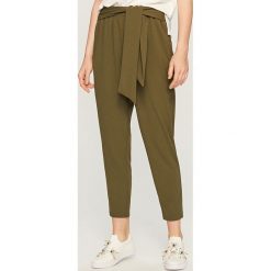 Spodnie z wiązanym paskiem - Khaki. Brązowe spodnie materiałowe damskie Reserved. Za 79.99 zł.