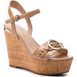 Sandały GUESS - Gesina2 FL6GSN PAF04 DTAN. Brązowe klapki damskie Guess, z aplikacjami, ze skóry ekologicznej, bez obcasa, na obcasie, bez zapięcia. W wyprzedaży za 499.00 zł.