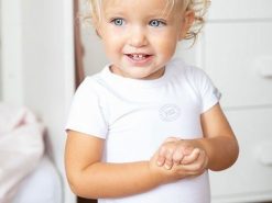 BAMBOOM Body bambusowe z krótkim rękawem Białe 9-12m BAMBOOM. Białe body niemowlęce BAMBOOM, bez wzorów, bez ramiączek. Za 59.00 zł.