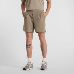 Spodenki męskie New Balance MS41401ADS – beżowe. Brązowe szorty męskie New Balance, l, bez wzorów, z materiału. Za 229.99 zł.