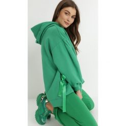 Zielona Bluza Oversize z Kapturem Kulsum. Zielone bluzy damskie Born2be, m, bez wzorów, z bawełny, z kapturem. Za 79.99 zł.