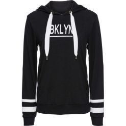 Bluza z kapturem i nadrukiem bonprix czarny. Bluzy damskie marki KALENJI. Za 89.99 zł.