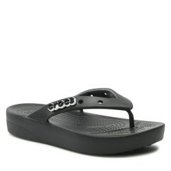 Japonki Crocs. Czarne klapki damskie Crocs, bez wzorów, bez obcasa. Za 129.99 zł.