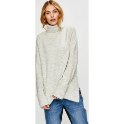 Vero Moda - Sweter. Szare swetry damskie Vero Moda, s, bez wzorów, z dzianiny, bez kołnierzyka, bez ramiączek, krótkie, bez kaptura. W wyprzedaży za 89.90 zł.