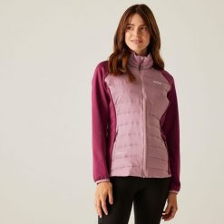 Clumber V damska kurtka hybrydowa. Fioletowe kurtki sportowe damskie Regatta, bez wzorów, z materiału, bez kaptura, trekkingowe. W wyprzedaży za 264.55 zł.