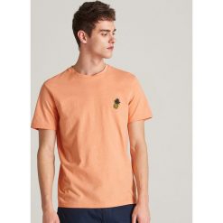 T-shirt z minimalistycznym haftem - Różowy. T-shirty męskie Reserved. Za 49.99 zł.