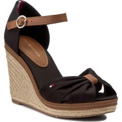 Espadryle TOMMY HILFIGER - Elena 56D FW0FW00905 Black 990. Czarne klapki damskie Tommy Hilfiger, bez wzorów, z materiału, bez obcasa, na koturnie, bez zapięcia. W wyprzedaży za 269.00 zł.