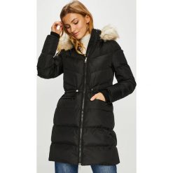 Tommy Hilfiger - Kurtka puchowa Alana. Czarne kurtki damskie Tommy Hilfiger, l, bez wzorów, z futra, z kapturem. W wyprzedaży za 899.90 zł.