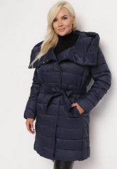 Granatowa Pikowana Kurtka z Nieodpinanym Kapturem i Paskiem Elliota. Niebieskie kurtki damskie Born2be, xl, bez wzorów. Za 319.99 zł.